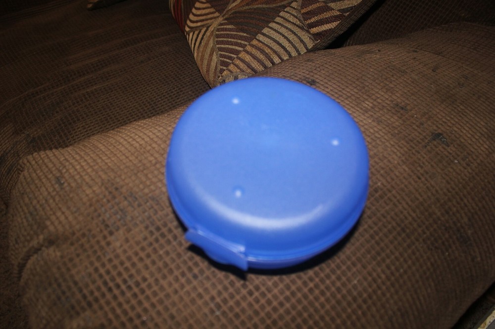 TUPPERWARE SANDWICH KEEPER BLUE ROUND