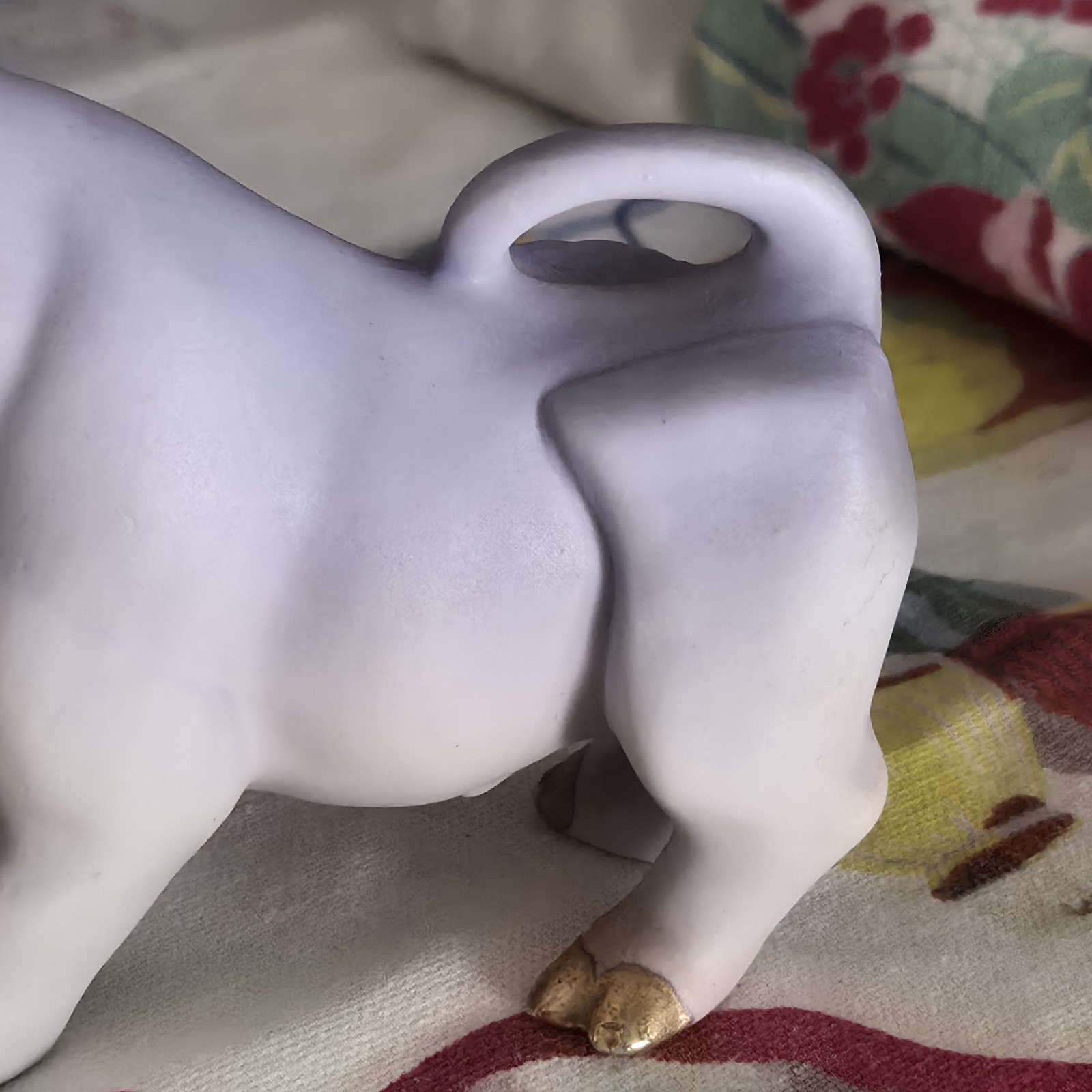 VTG Anthropormorphic Purple Cow Figurine Kissing W/ Gold Paint Figurine EUC