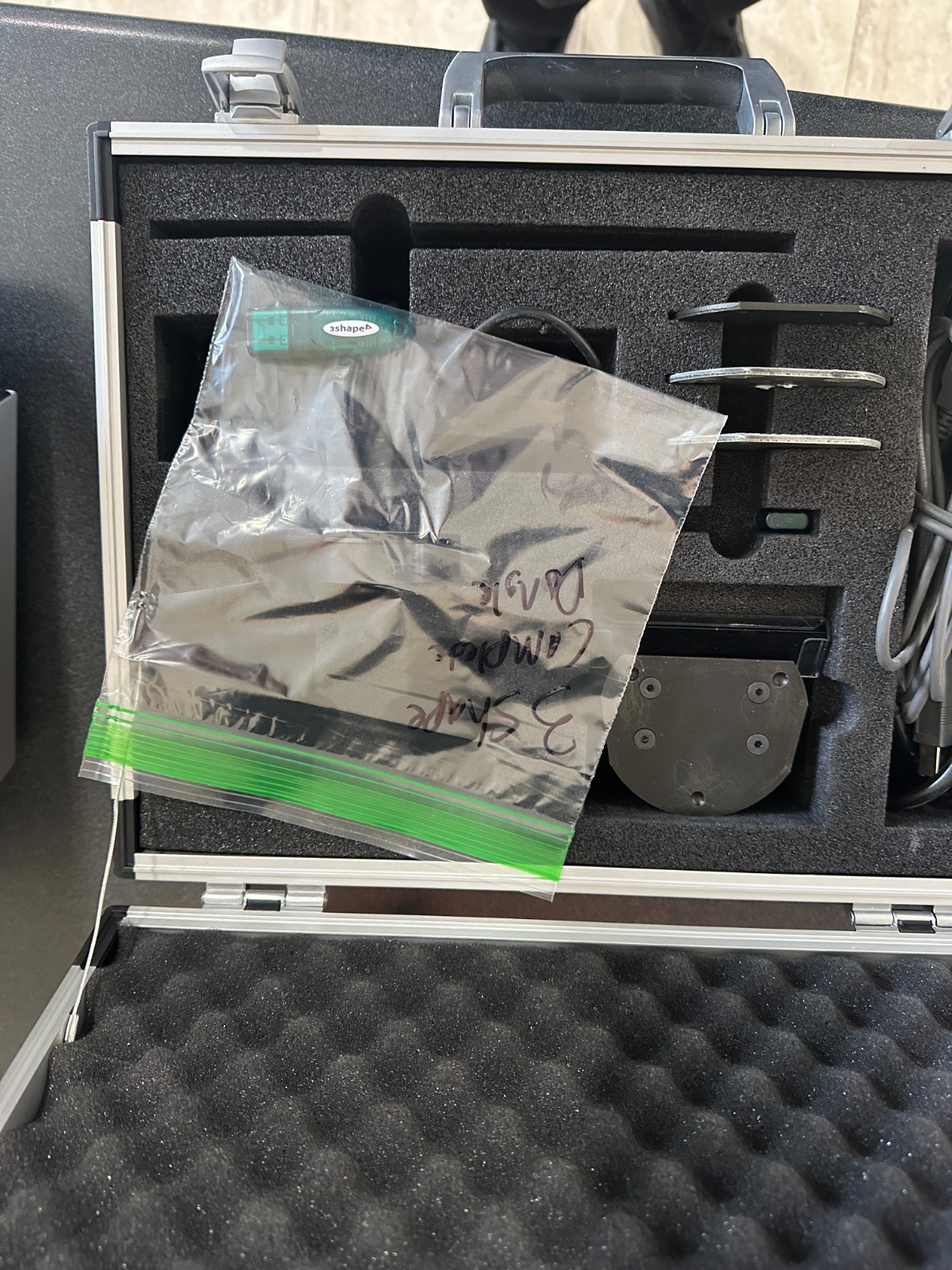 3shape D2000 with expired complete restorative dongle.