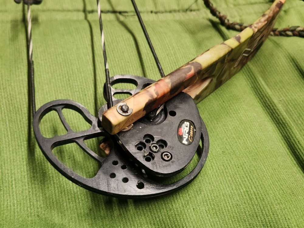 PSE Triton Bow, Complete Setup, EUC, 29" Draw, 70 Lbs Max, W/Arrows & Soft Case