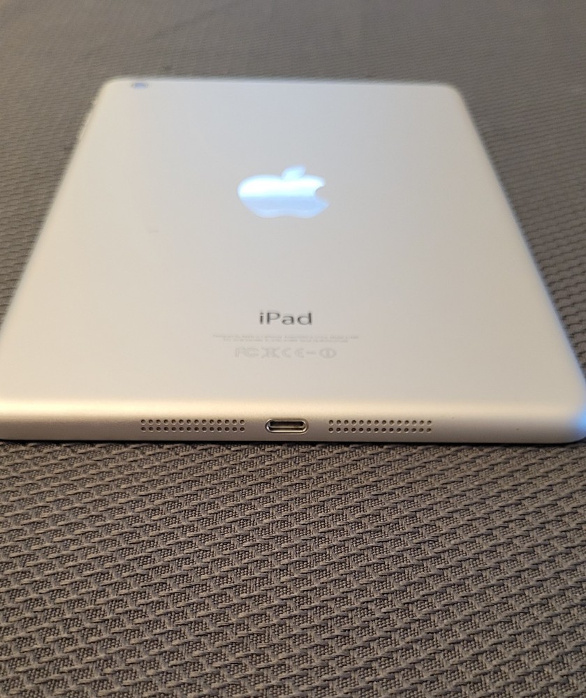 Apple iPad mini 2 – 32GB – Silver – Wi-Fi – Fully Reset – Excellent Condition