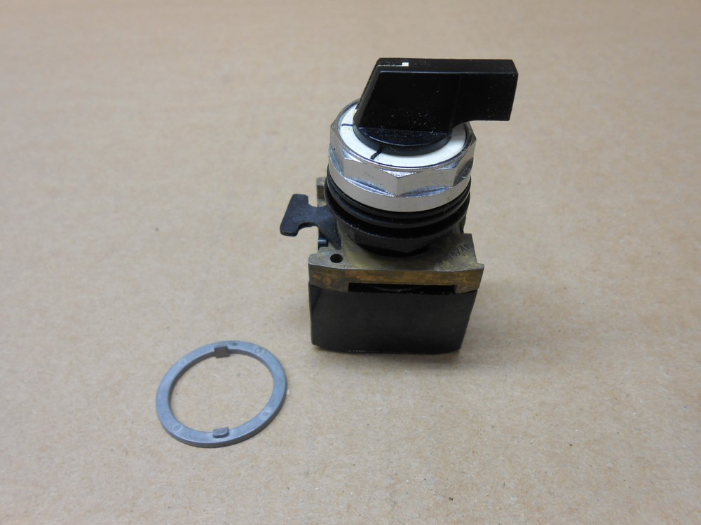 1 NIB CUTLER HAMMER E22VBB3H SELECTOR SWITCH OPERATOR