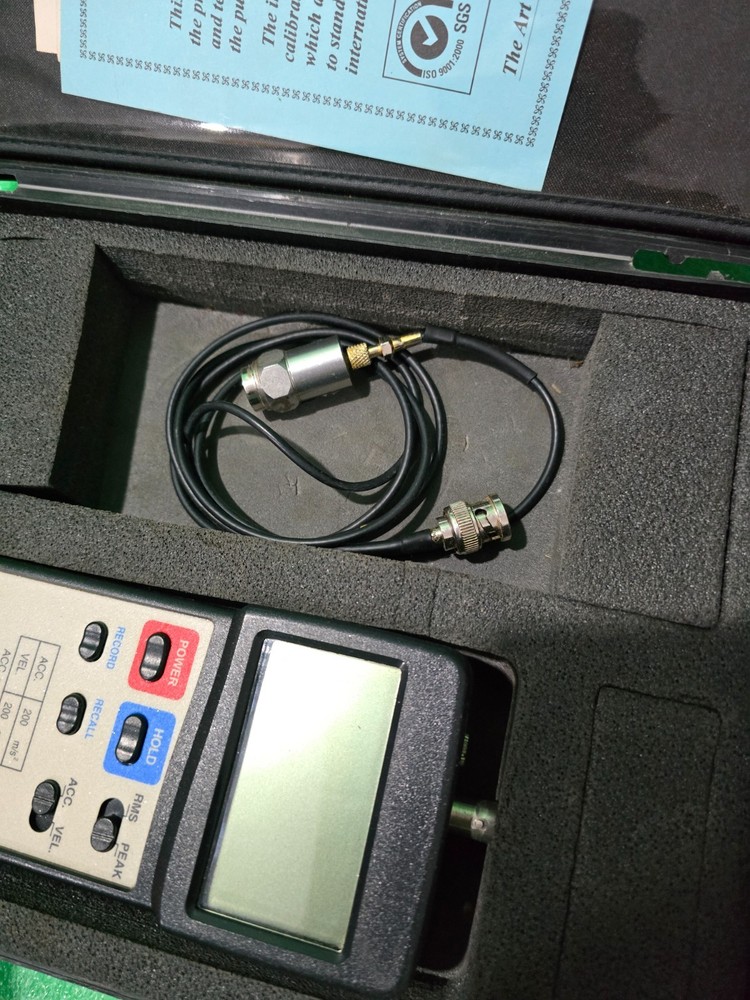 Lutron VB-8200 Vibration Meter with Sensor & Case – Used