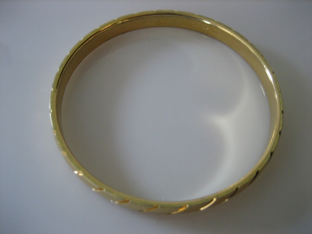 MONET SIGNED GOLD TONE TEXTURED AND SMOOTH BANGLE BRACELET