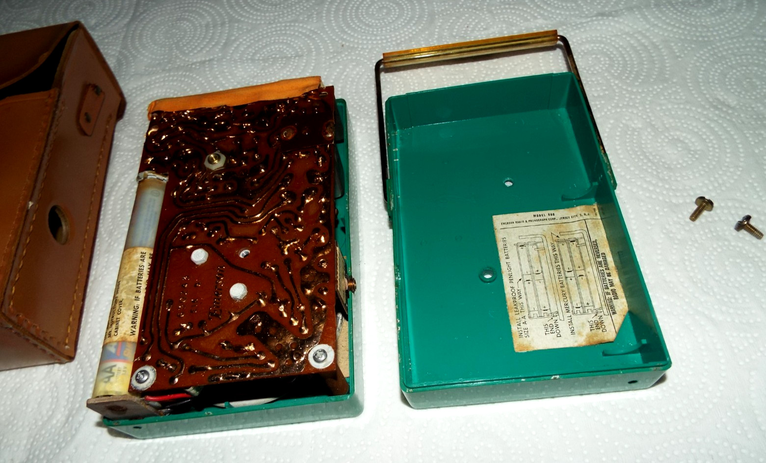 VINTAGE 1950's EMERSON 888 VANGUARD NEVABREAK POCKET RADIO "WORKS GREAT" READ!!!