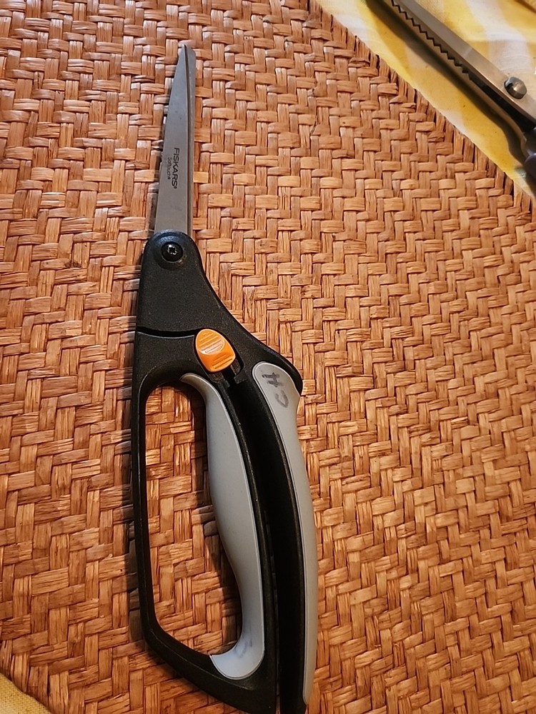FISKARS Gentle Spring Assist Sewing Scissors Softouch Grip Locking Shears EUC