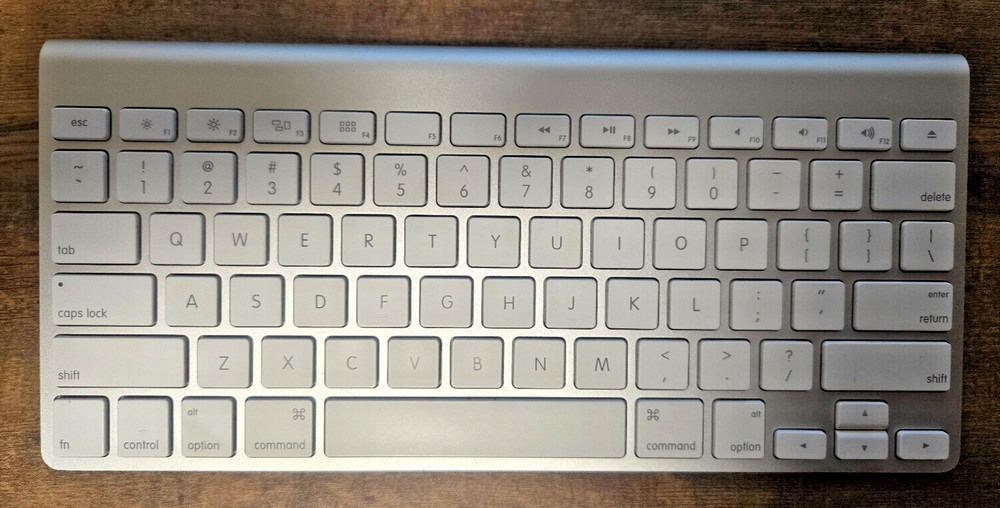 Apple A1314 Wireless Keyboard Silver MC184LL/B untested good condition
