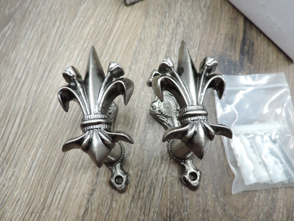 Fleur Sword Hanger Pair #203308