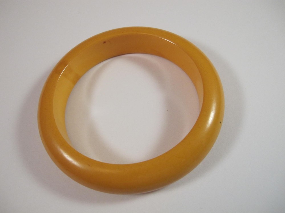 light butterscotch tested bakelite bangle bracelet