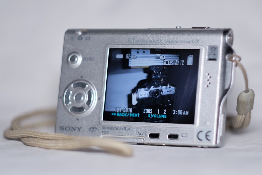 Sony Cyber-shot DSC-T7 5.1MP Digital Camera