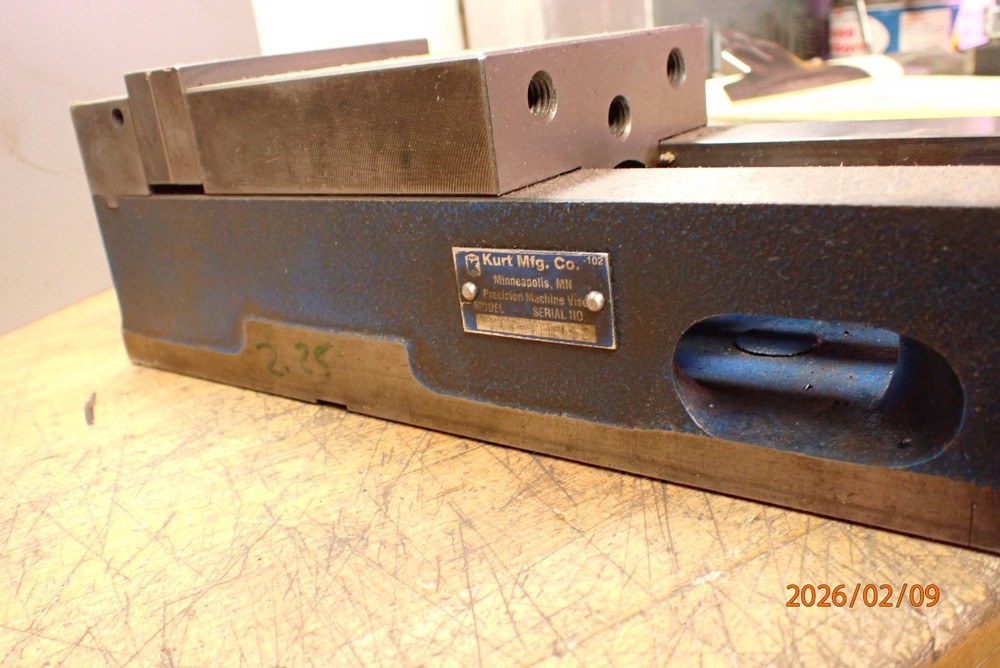 LOT M9: KURT D40 MILLING MILL MACHINE VISE