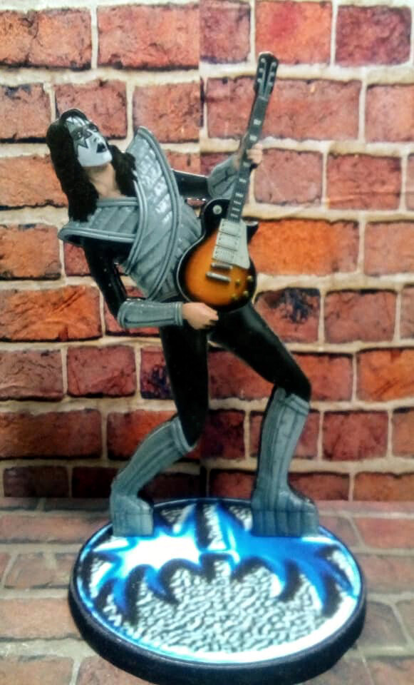 KISS - ACE FREHLEY - WOOD FIGURE 20 cm MDF: medium-density fiberboard Argentina