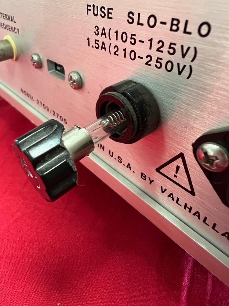 VALHALLA SCIENTIFIC 2703 Programmable AC Voltage Stand S/N 27265