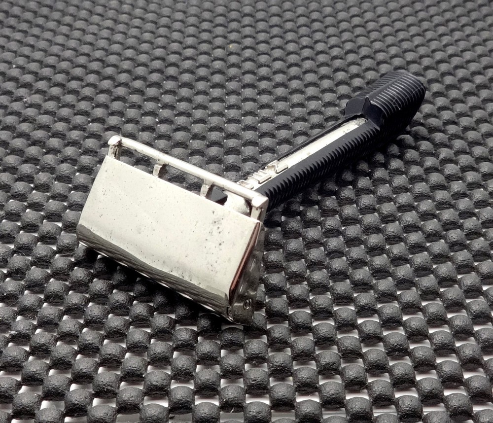 Vintage GEM Push Button Single Edge Safety Razor  Clean!