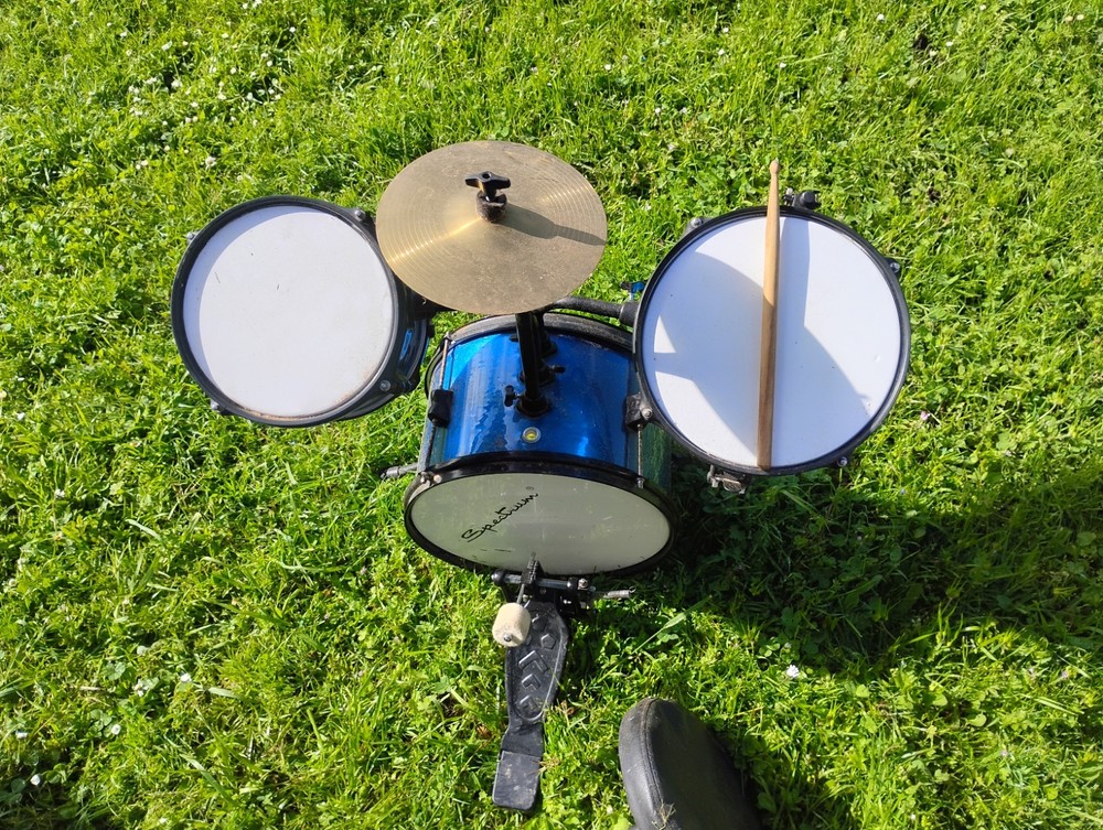 3-Piece Junior Drum Set, designed for young, beginner musicians.