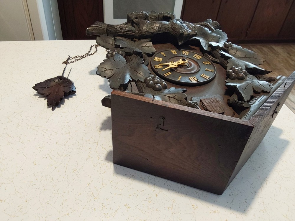 Antique BLACK FOREST Cuckoo Clock w/Wolf