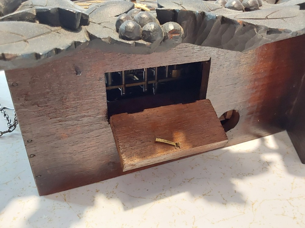 Antique BLACK FOREST Cuckoo Clock w/Wolf