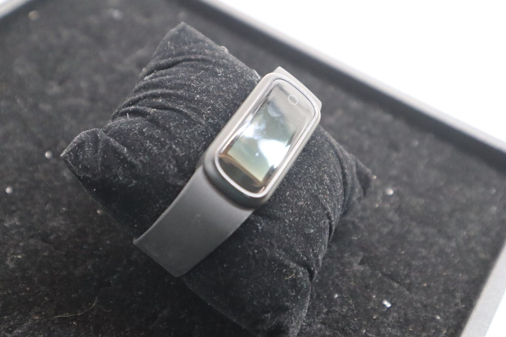 BIGGERFIVE FITNESS TRACKER ***AS-IS*** (NOT WORKING)