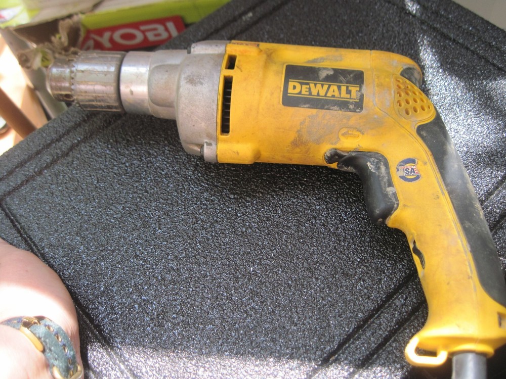 DEWALT VSR DRILL   MODEL:  DW235G