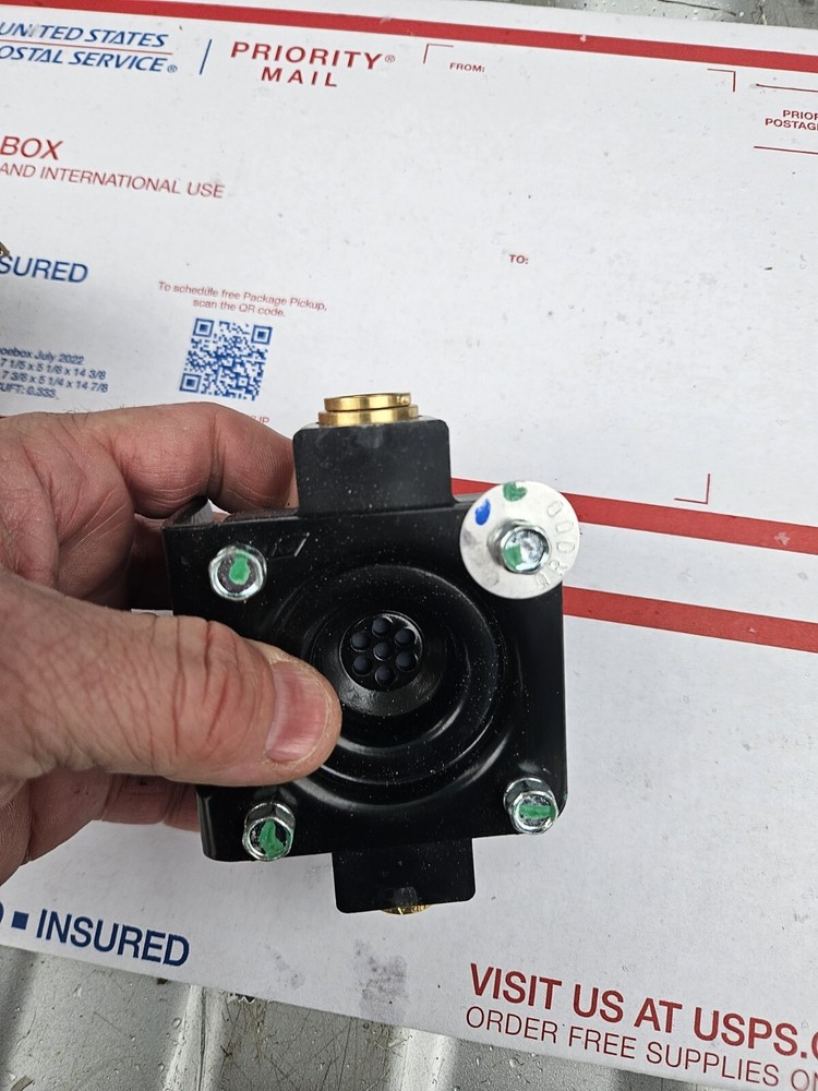 GENUINE INTERNATIONAL Bendix 3518868C2 Quick Release Valve Pushlock new open box