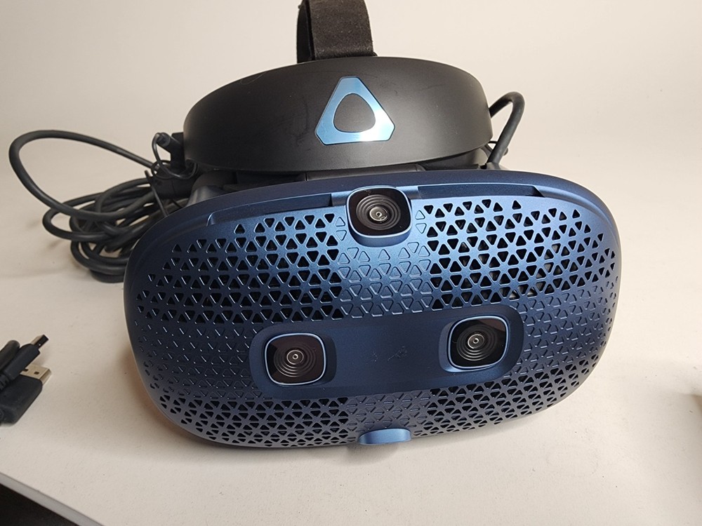 HTC Vive Cosmos Virtual Reality Gaming Headset + Controllers Complete Set