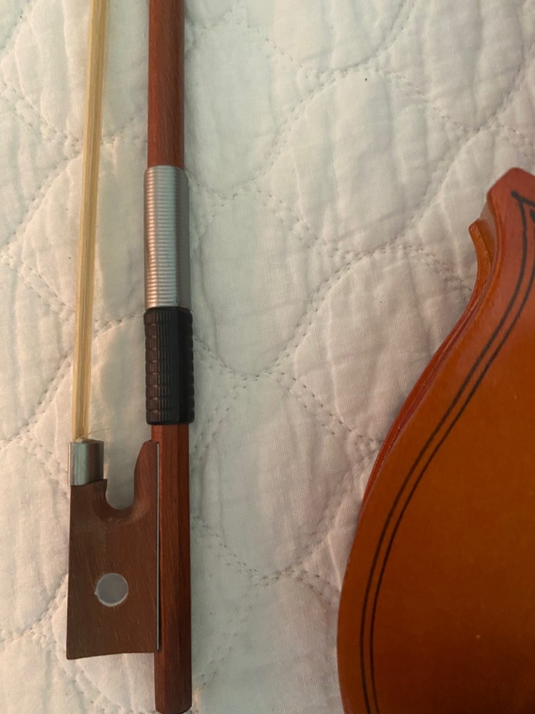 Light brown violin with bow and resin
