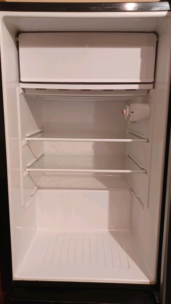 Magic Chef MCUF3S2 85L Upright Freezer Refrigerator