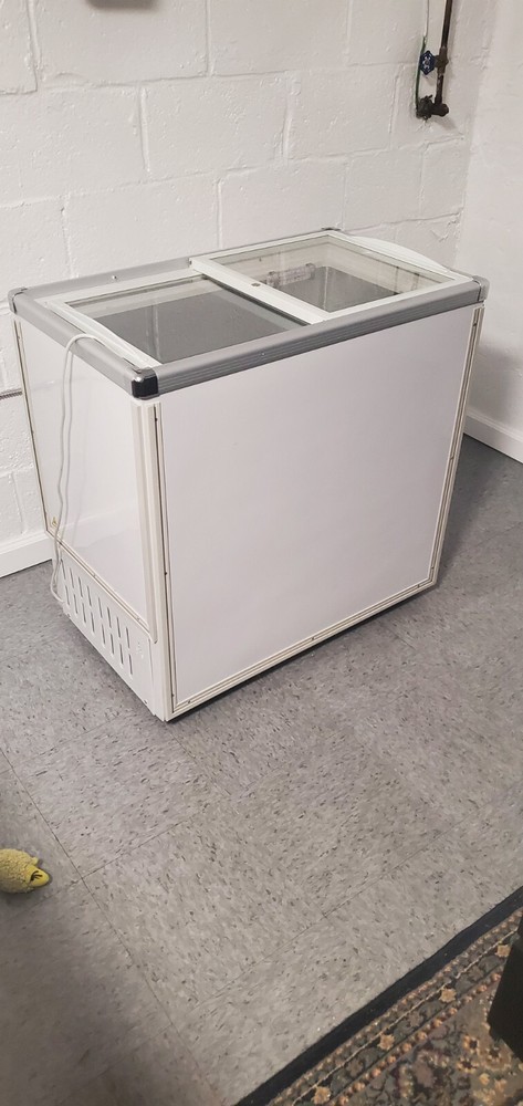 Chest Cooler 5.65 Cu. Ft.