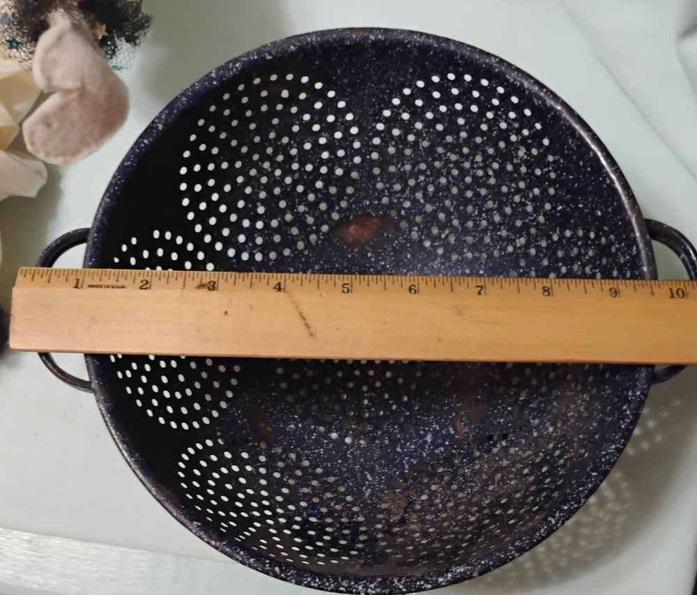 Vintage Black Speckled Enamelware Footed 7 Circle Pattern Colander Strainer MCM