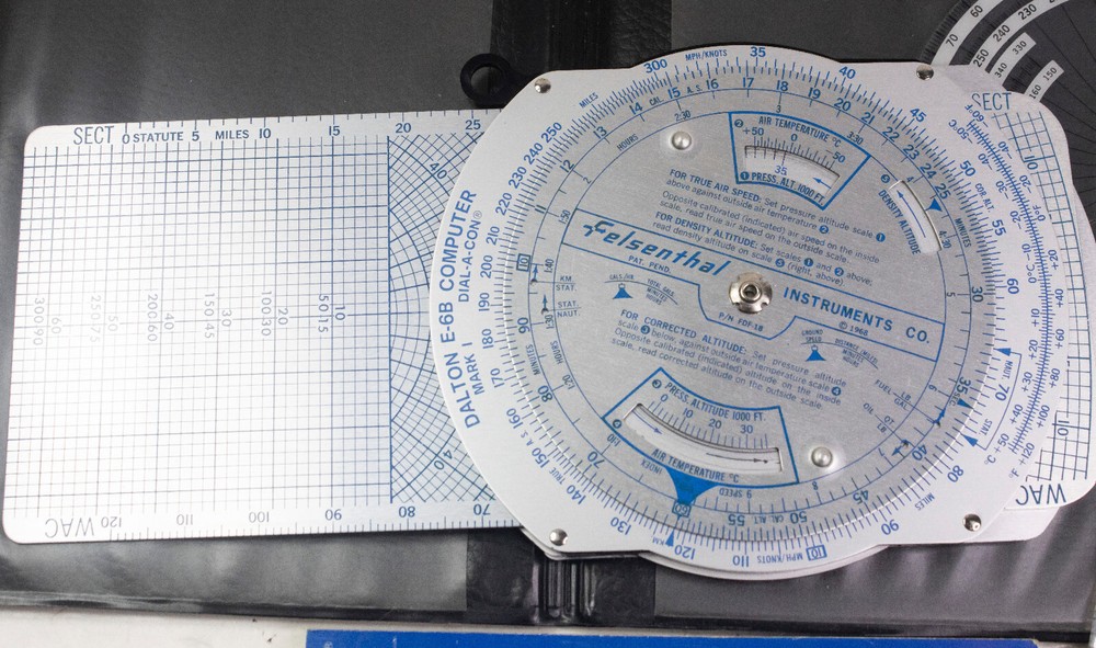 Pilots Felsenthal Dalton E6B Computer w/ folder, Instructions & 2 Plottters