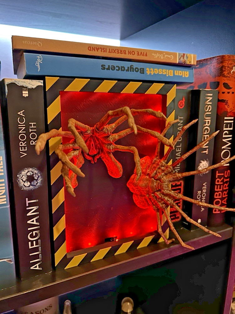 Alien Facehugger Book Nook LED Remote Control 16 Colour