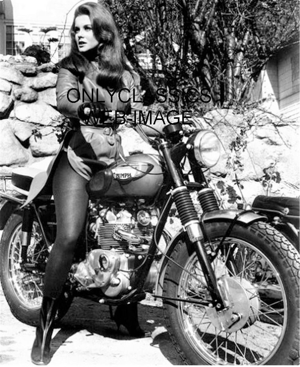 SEXY BEAUTIFUL ANN MARGRET ON TRIUMPH MOTORCYCLE 8X10 PHOTO CELEB WOMAN RIDERS