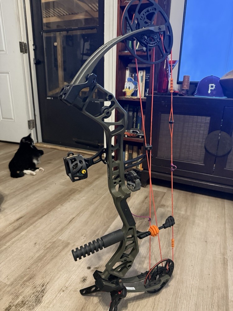 Bear Archery Escalate 70lbs Rt hand