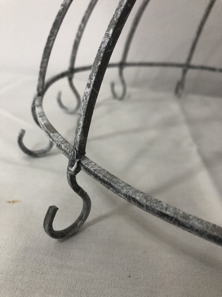 CIRCULAR IRON PENDANT DISPLAY