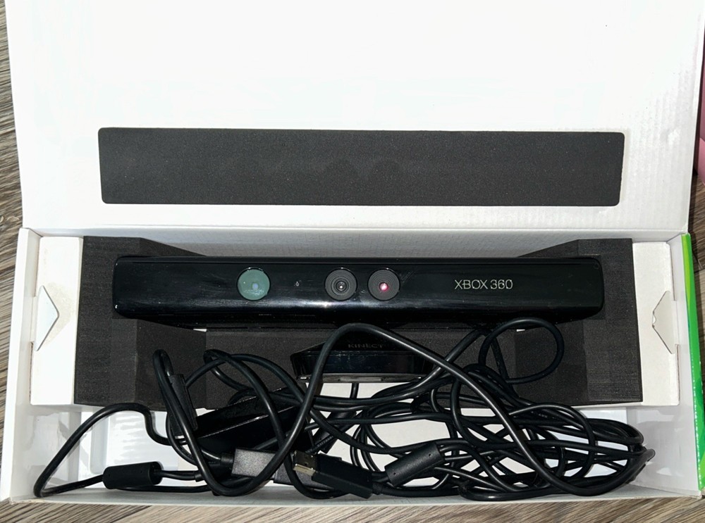 Microsoft Xbox 360 Kinect Motion Sensor 1414 Complete in Box