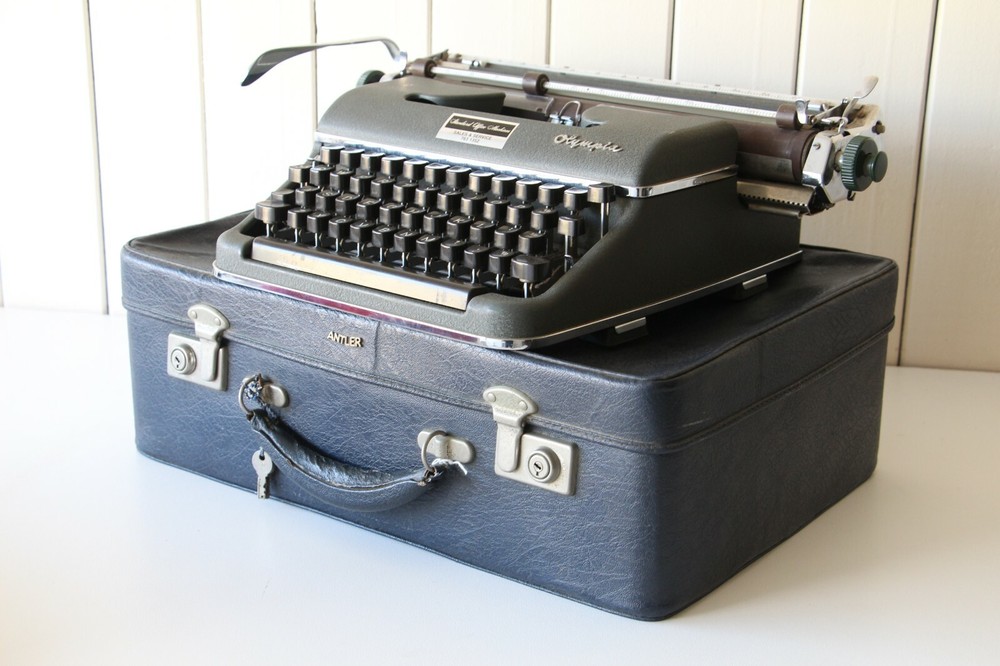 Olympia Typewriter ~ German Made ***** Working Condition *****
