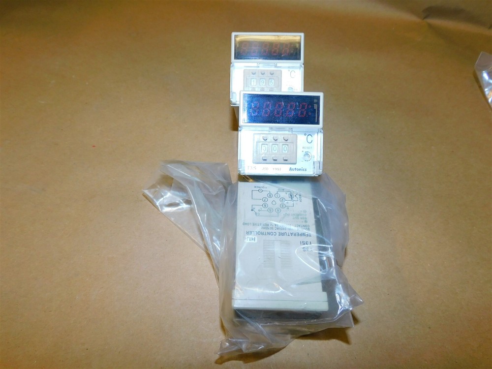 Autonics T35 DIGITAL Temperature Controller 3pcs in LOT NEW