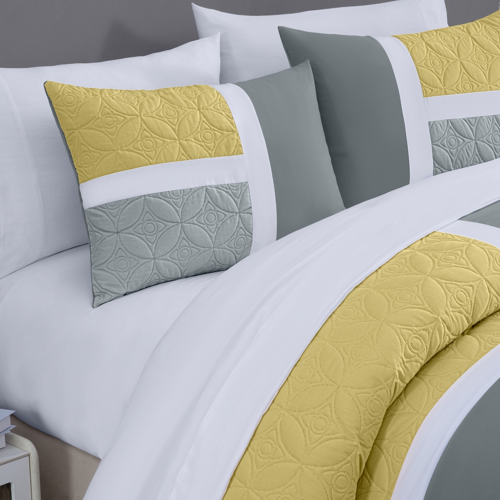 Chezmoi Collection 7-Piece Medallion Patchwork Bed in a Bag Comforter Set