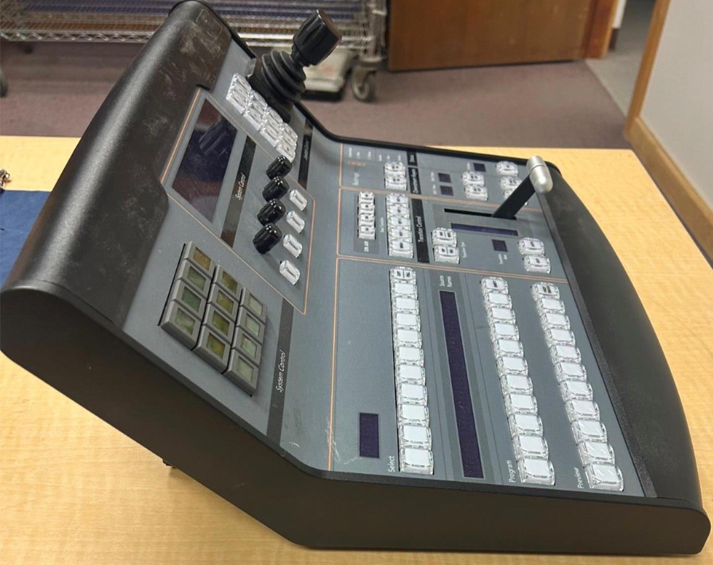 ^^ BLACKMAGIC DESIGN ATEM 1 M/E BROADCAST PANEL (LSP98)