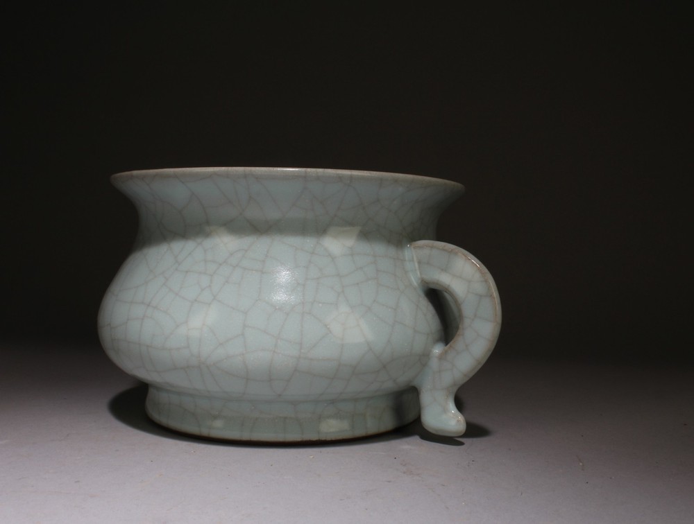 A Guan Type Censer. Comes with box