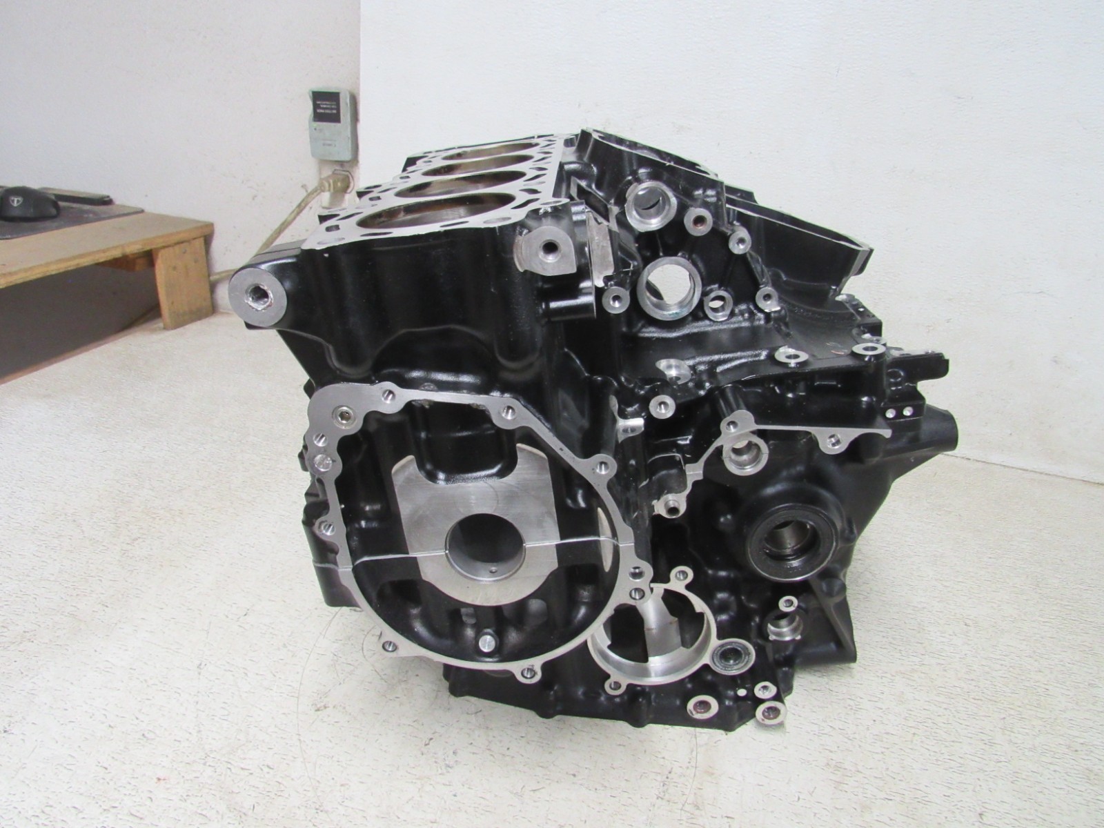 KAWASAKI NINJA ZH2 H2 ZR1000 ENGINE CASES CRANK CASE STOCK OEM #GZ27