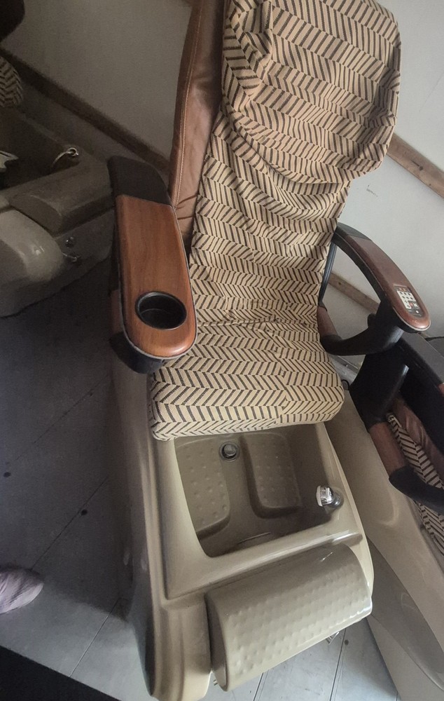 HT-1000 human touch massage chair