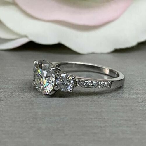 Lab-Created 2.60 Ct Round Cut White Diamond Wedding Ring 925 Sterling Silver