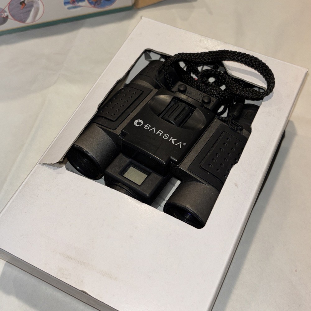 BARSKA 8X22 BINOCULAR & DIGITAL CAMARA IN ORIGINAL BOX