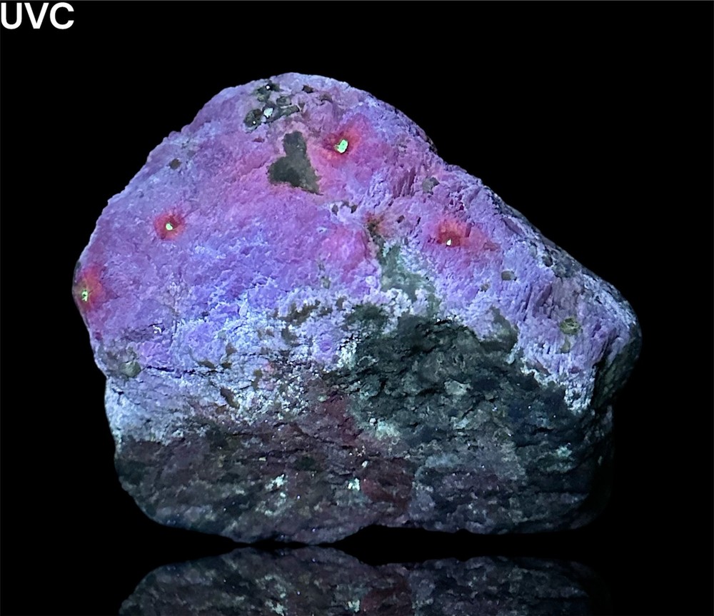 1342 Gr. Fluorescent Phosphorescent Sharp Tenebrescnet Hackmanite, Fluorapatite