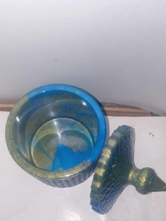 CONTAINER WITH LID POURED FROM RESIN