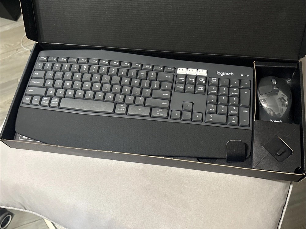 Logitech MK850 Performance Wireless Keyboard and Mouse Combo (Open Box)