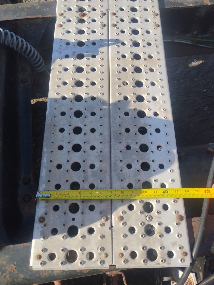 FREIGHTLINER COLUMBIA 120 DECK CATWALK STEP Frame Decking