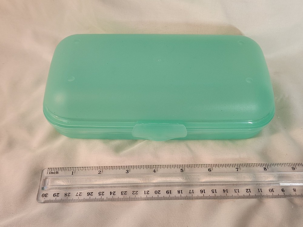 8" Vintage Tupperware Green Container Clam Shell 3431A-2