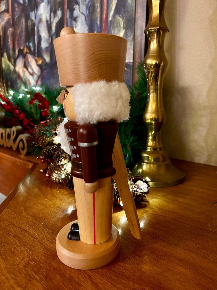 Authentic Erzgebirgische Volkskunst Nutcracker